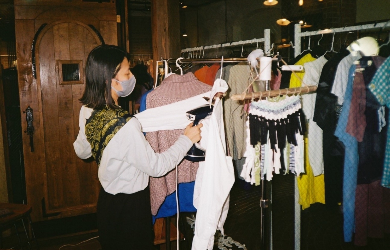 沙友里さんは店長として店に出て、着こなしの相談にものる。これまで循環させた服は合わせて2トンを超えるという。
