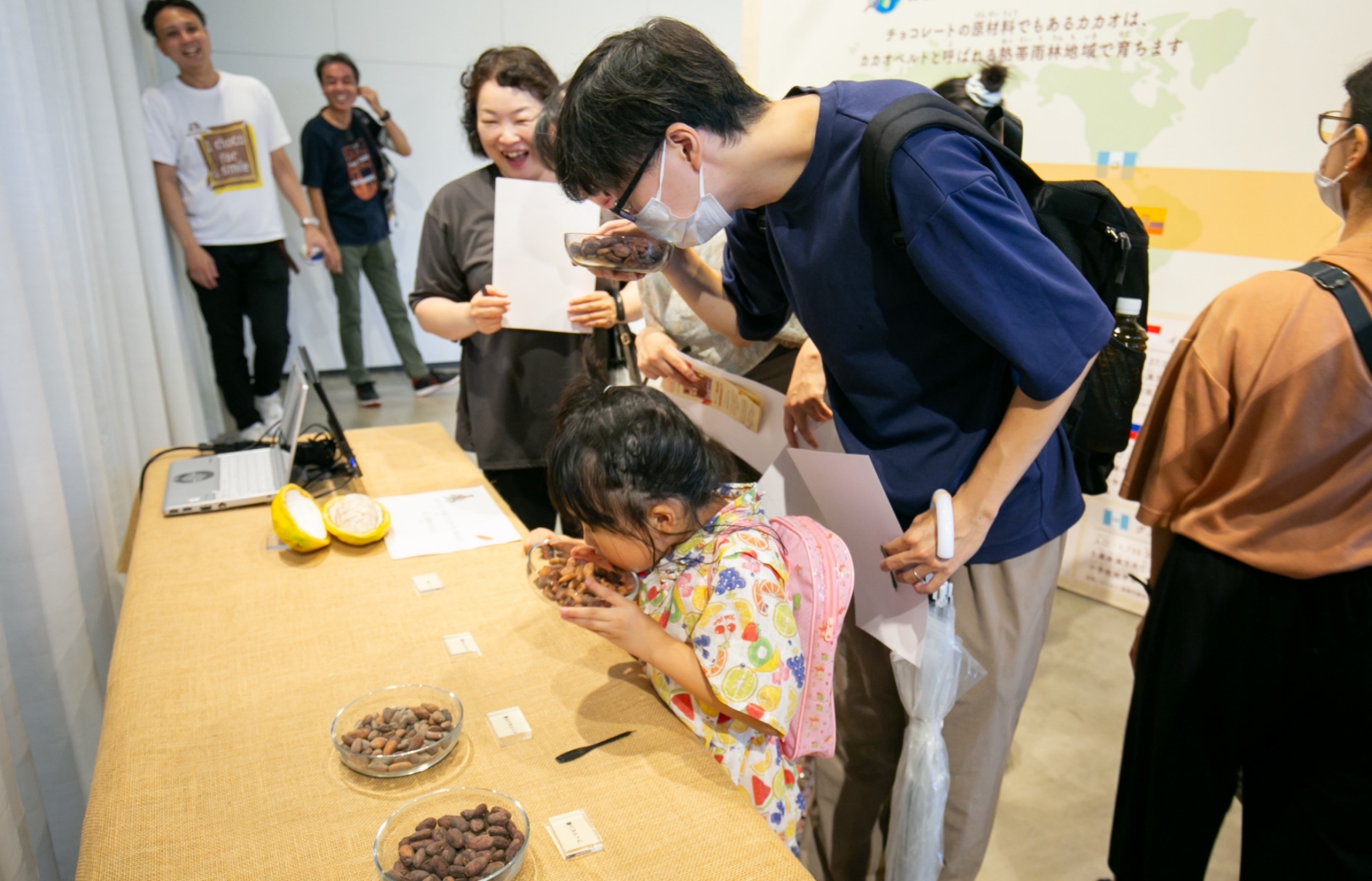 渡辺啓太さん（左）が関わった「1チョコ for 1スマイル」のイベント。森永製菓の取り組みを知ってもらうため、渡辺さんはさまざまな活動を企画（きかく）する。いまや社内の仲間から“1チョコの人”と呼（よ）ばれることも。