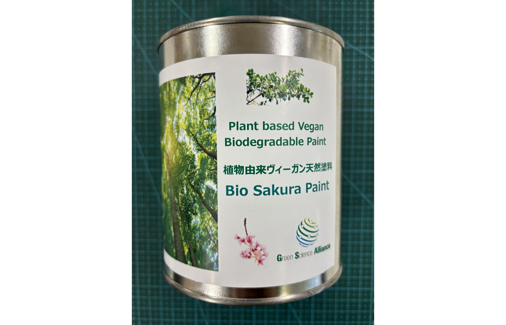 植物から作った素材で開発した塗料（とりょう）。黒、白、赤茶などの色があり、木材やガラス、金属（きんぞく）といった様々なものに塗（ぬ）ることができる。