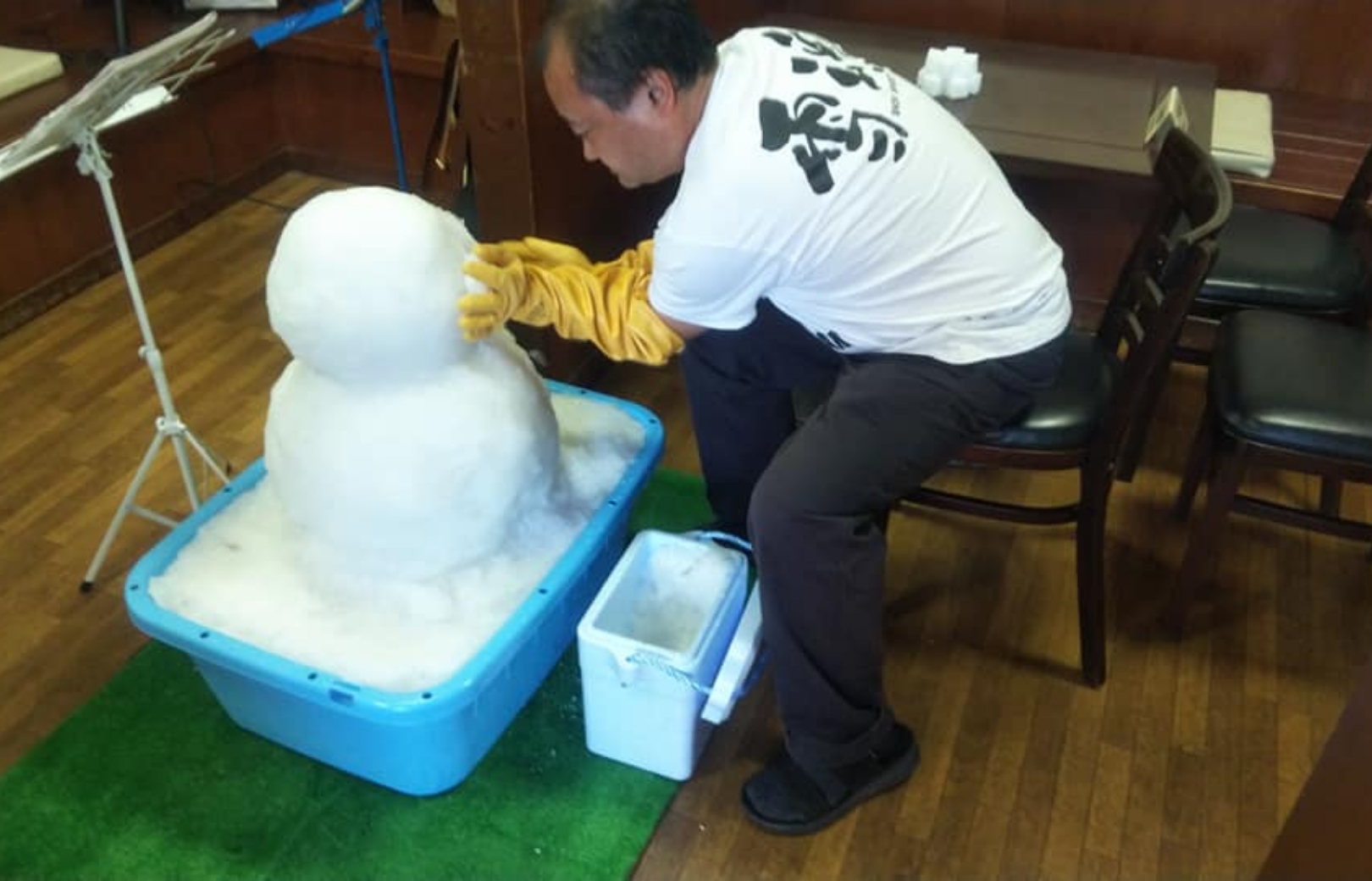 イベントで雪だるまをつくる雪博士の本間さん。雪をあつかう会社ということで、会社名に「雪屋」を入れた。